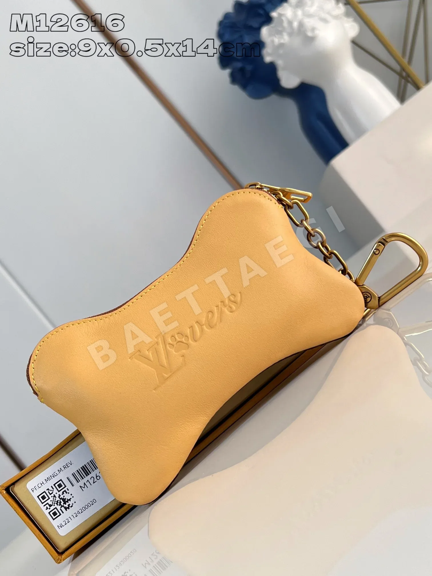 루이비통 M12616 퍼렐 윌리엄스 키 파우치는 모노그램 캔버스로 제작되었으며, 뼈