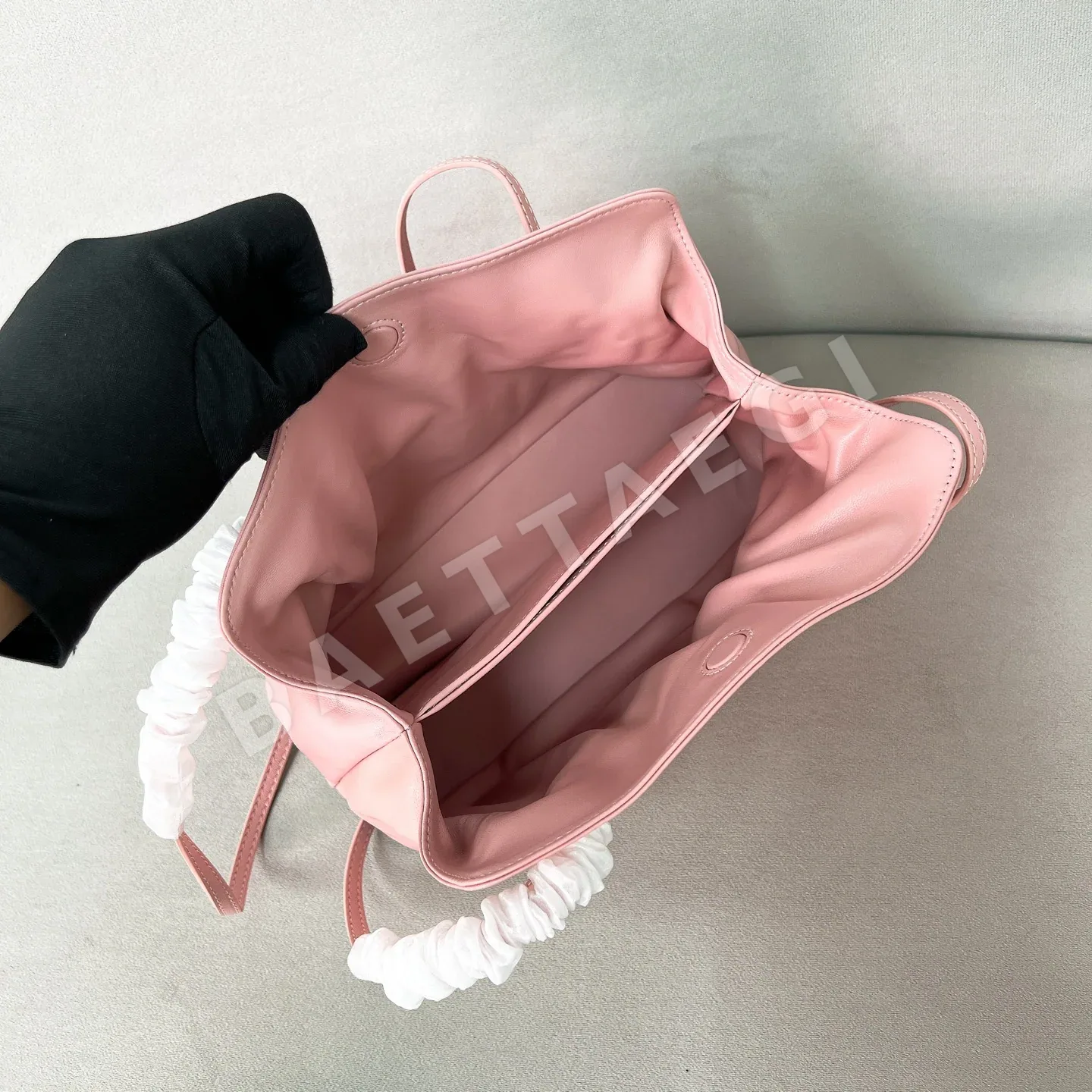 프라다 클라우드 양가죽 복주머니 숄더백 1BG586 상세 이미지 8