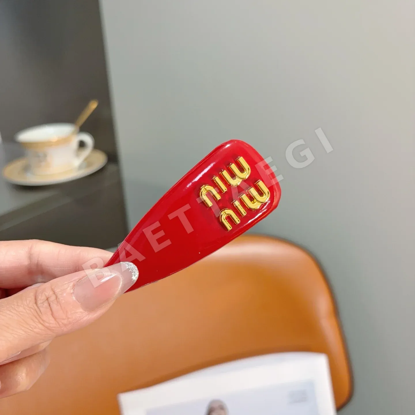 미우미우 램스킨 레터 로고 헤어클립 상세 이미지 3