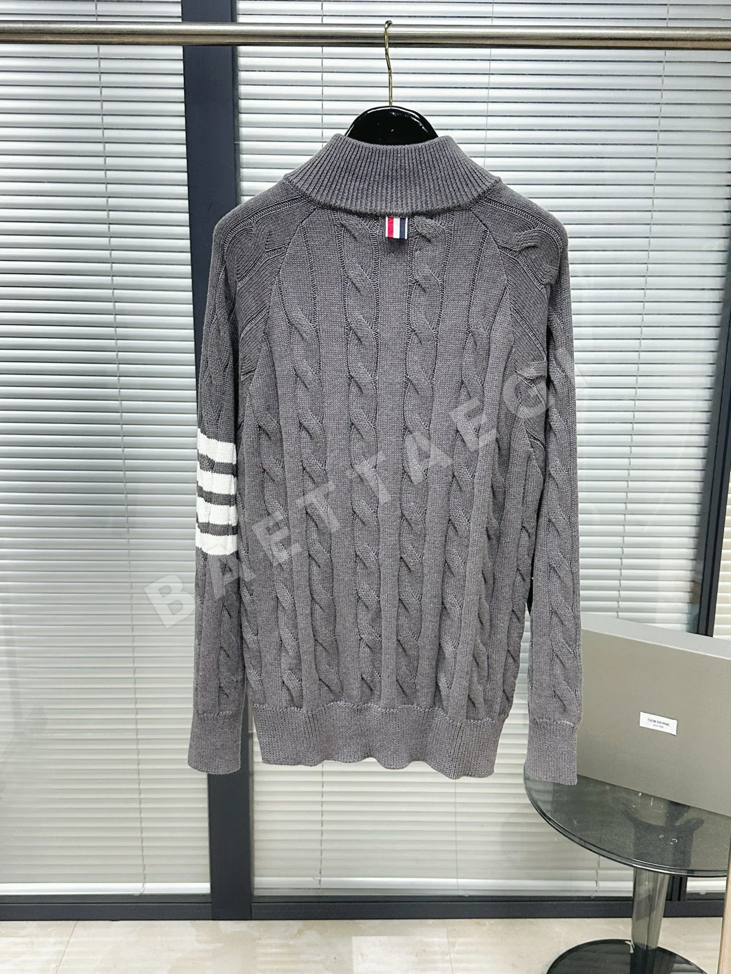 톰브라운 그레이 4바 스트라이프 모크넥 지퍼 니트 남녀공용 상세 이미지 3