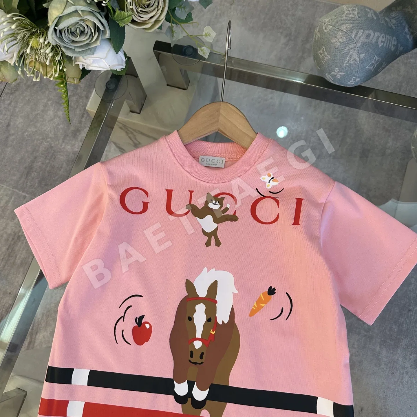 구찌 GUCCI* *Qi 2026 早春子供服 新作 半袖 新年プリント 発泡Tシャツ、オリジナル品質、230g ヘビーウェ 상세 이미지 2