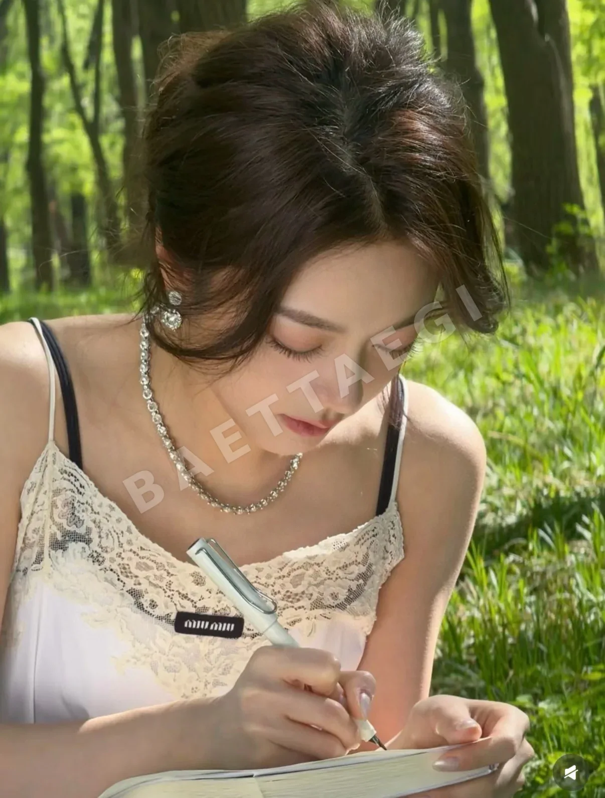미우미우 에메랄드 크리스탈 장식 귀걸이 상세 이미지 9