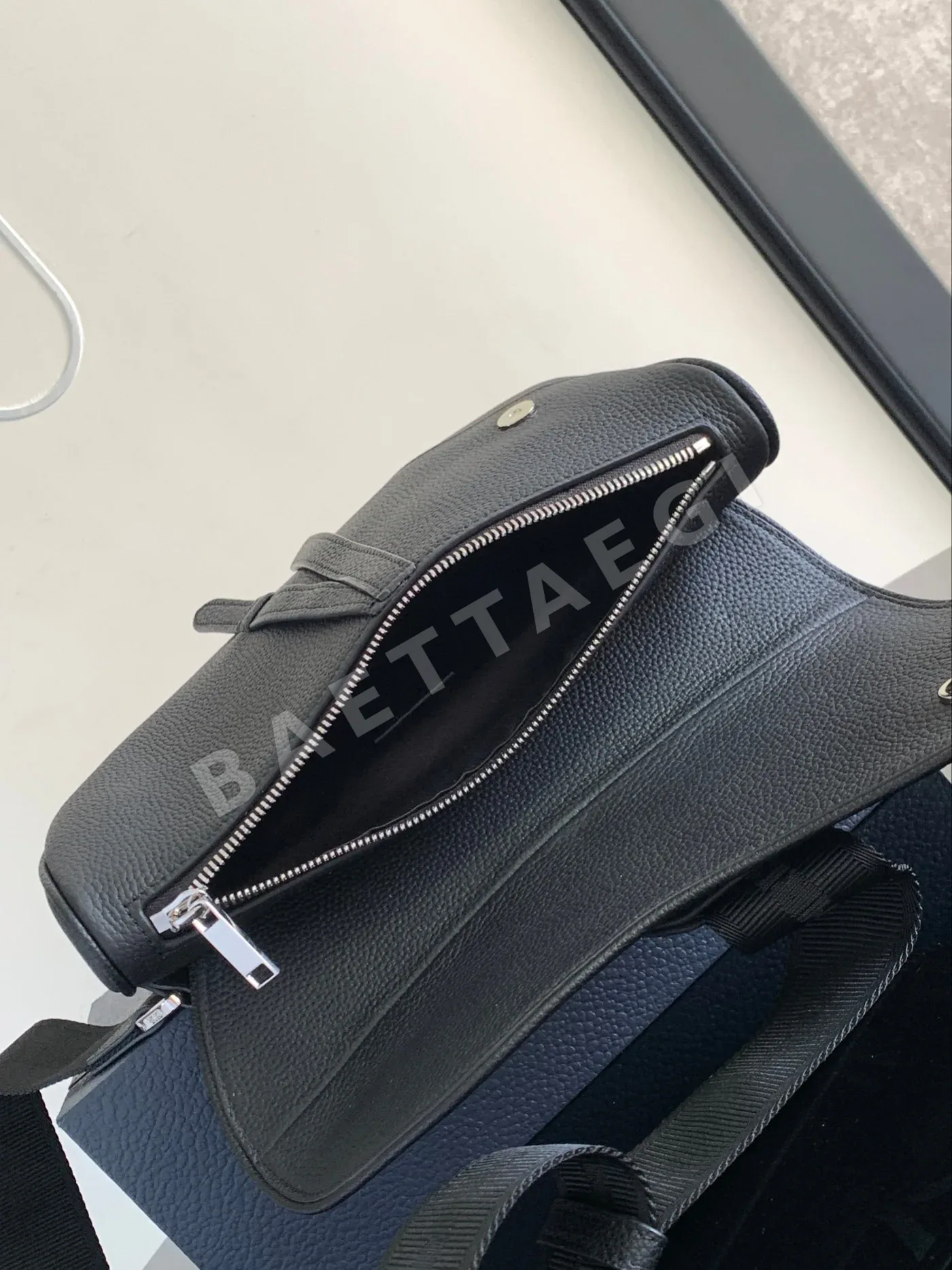디올 새들 블랙 그레인 카프스킨 가방 상세 이미지 7