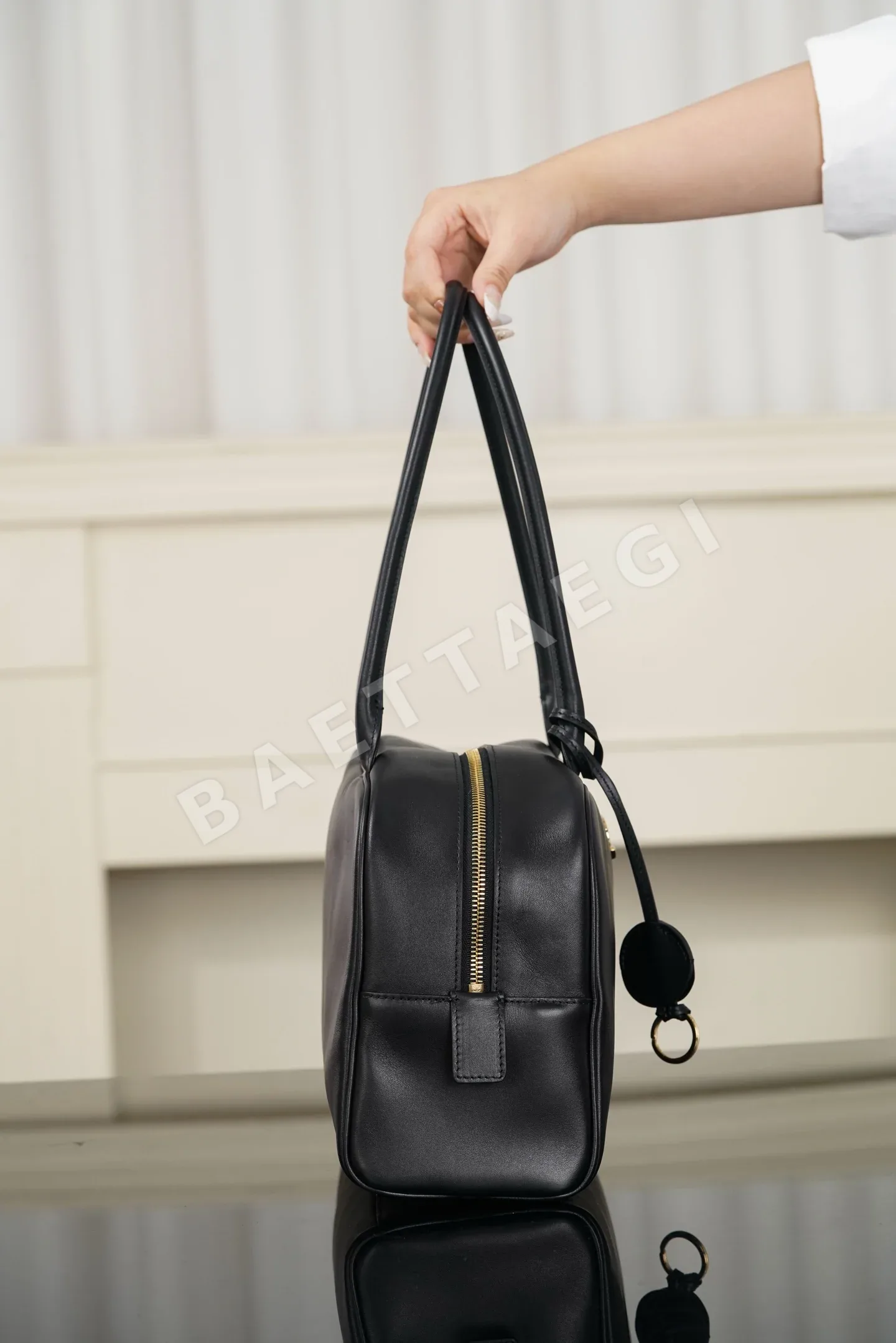 샤넬 초콜릿 볼링 가방 라지 블랙 골드 상세 이미지 7