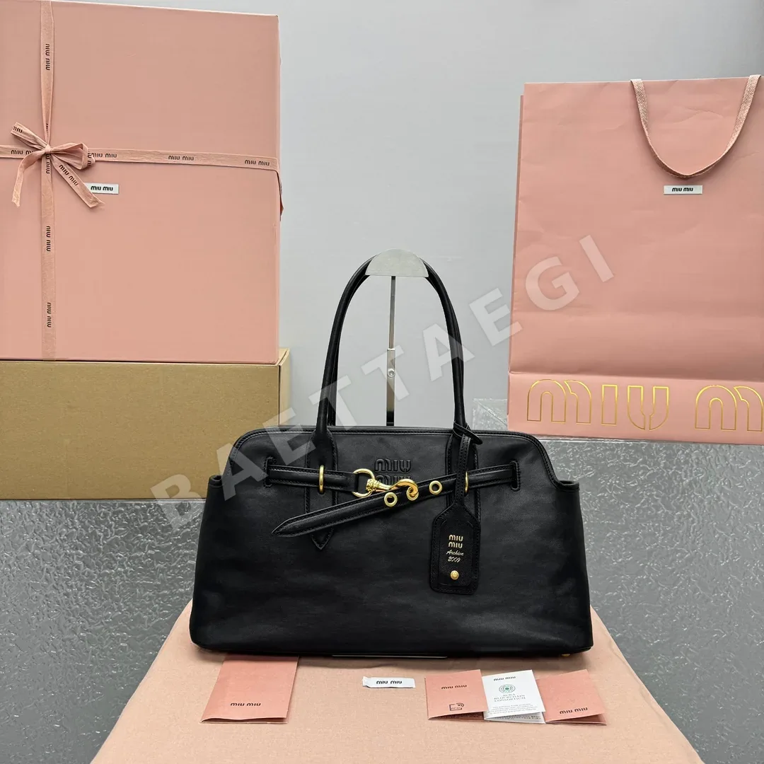 미우미우 블랙 가죽 미디 핸드백 68497