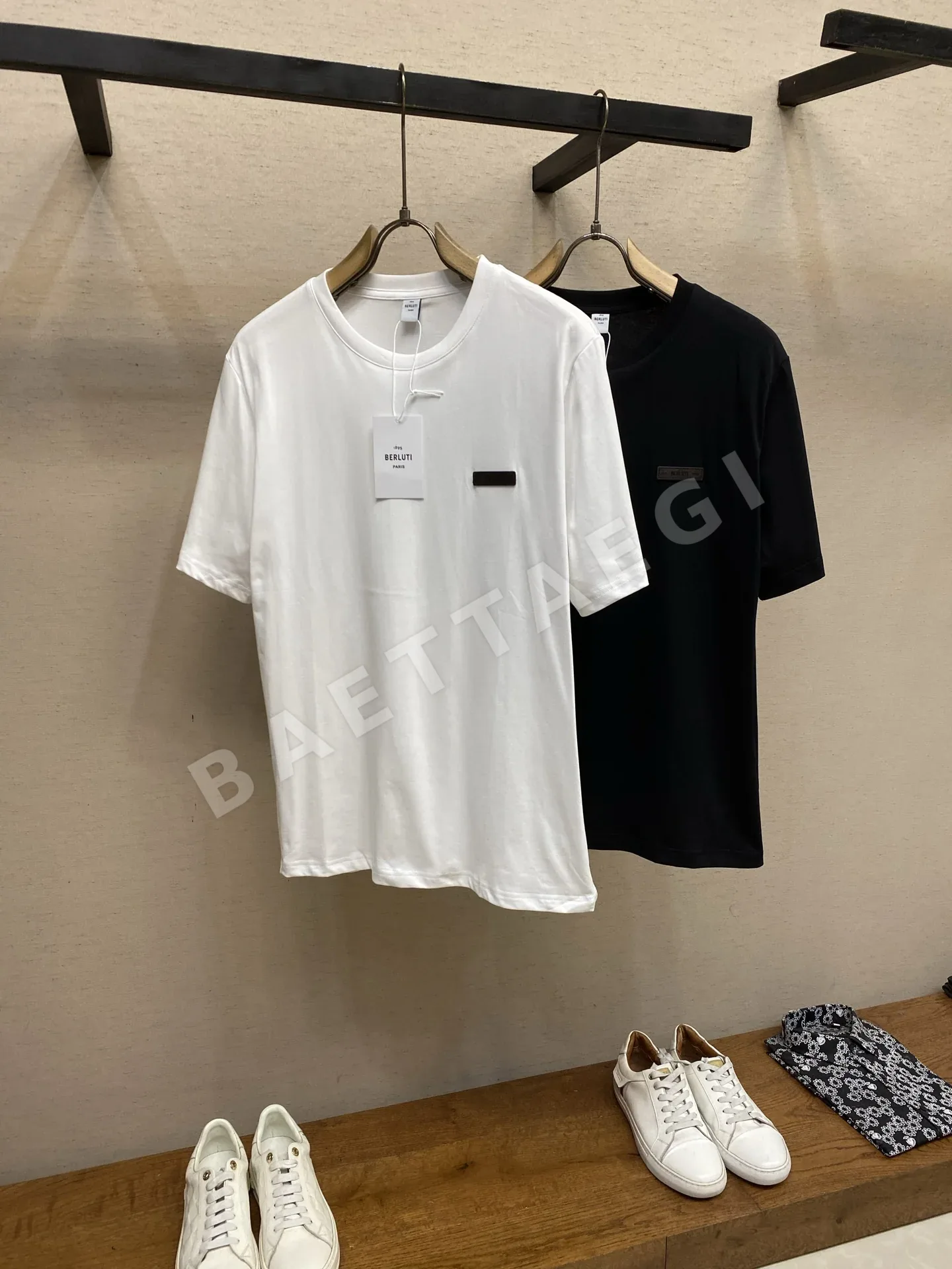 벨루티 크루넥 레더 엠블럼 코튼 반팔 티셔츠 상세 이미지 3