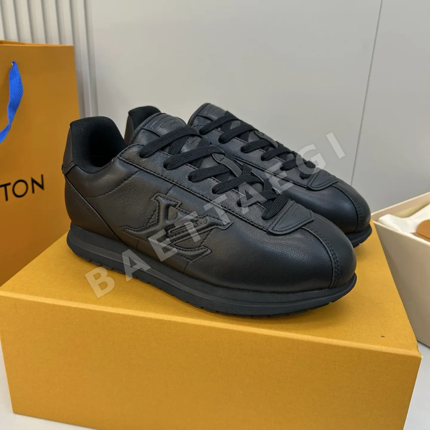 루이비통 스니커즈 남성 시프스킨 모노그램 프린트 상세 이미지 4