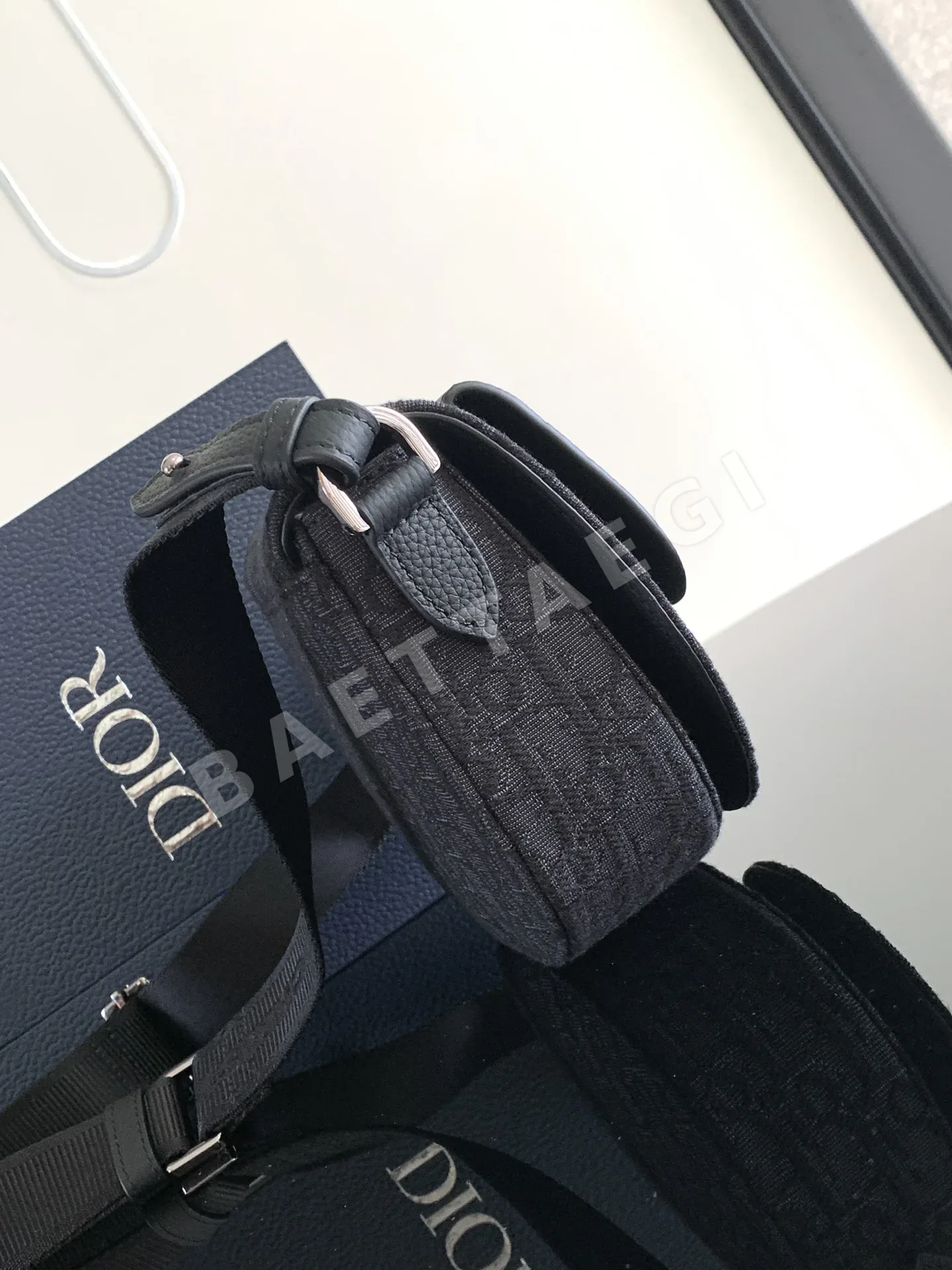 디올 새들 버클 나일론 크로스백 상세 이미지 2
