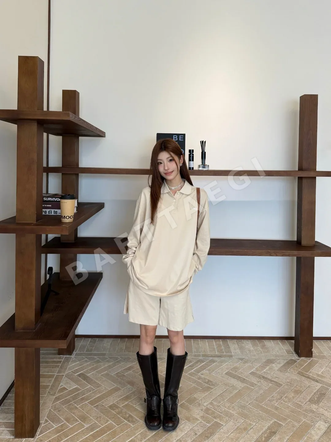 로로피아나 로고 자수 오버핏 긴팔 폴로셔츠 여성의류 상세 이미지 5