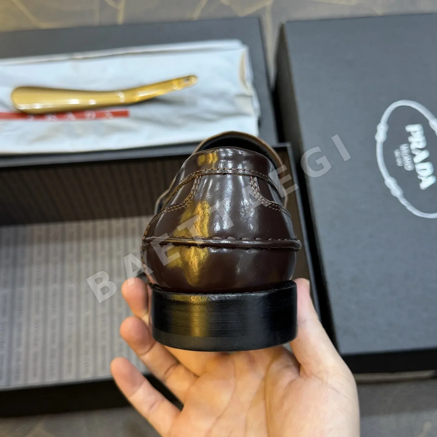 프라다 로퍼 가죽 메탈 삼각 로고 상세 이미지 8