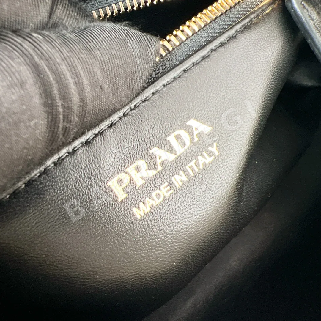 프라다 삼각 로고 카프스킨 핸드백 숄더백 1BB127 상세 이미지 9