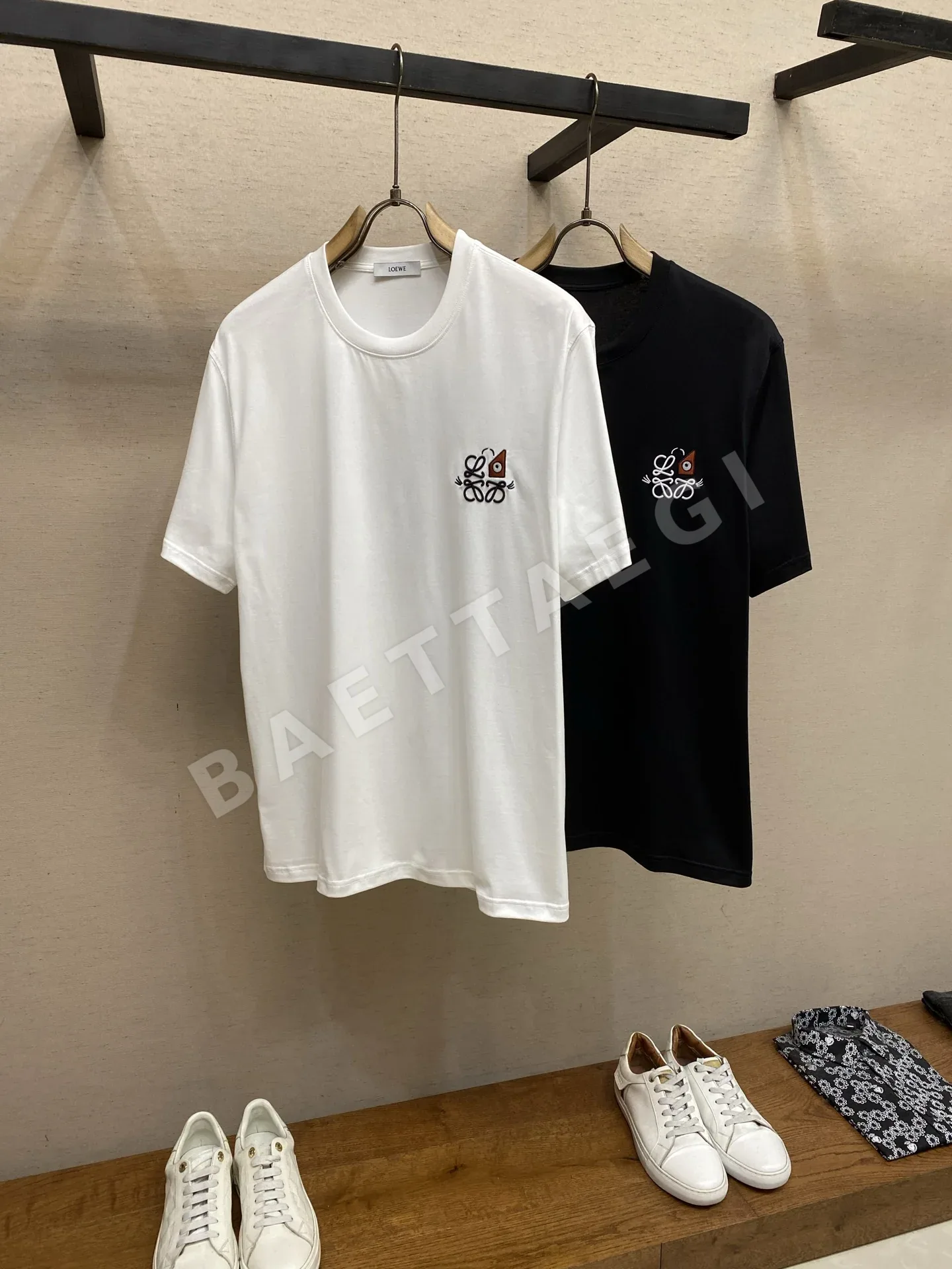 로에베 자수 로고 코튼 반팔 티셔츠 남녀공용 2110 상세 이미지 3
