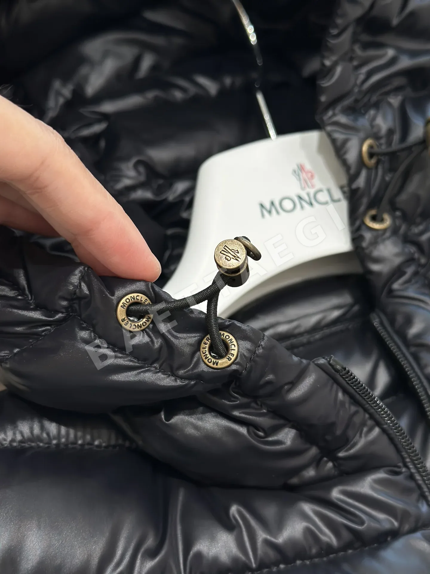 몽클레르 여성 슬림핏 나일론 패딩 코트 상세 이미지 5