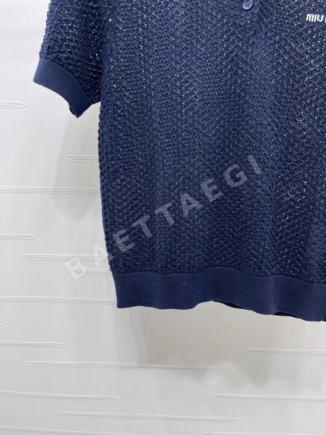 미우미우 로고 자수 스트라이프 슬림핏 카라 반팔 티셔츠 상세 이미지 5