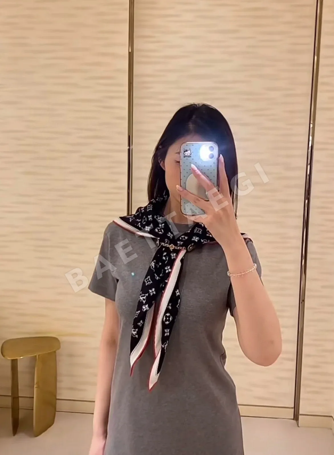 루이비통 모노그램 스카프 포인트 여성 원피스 상세 이미지 5