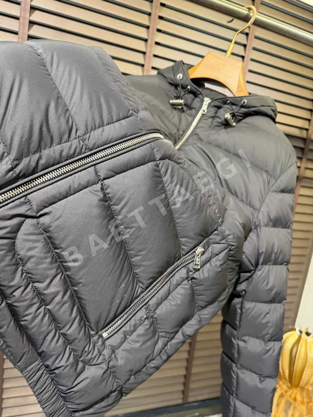몽클레르 세스트리에 후드 쇼트 다운 자켓 M99805 상세 이미지 6
