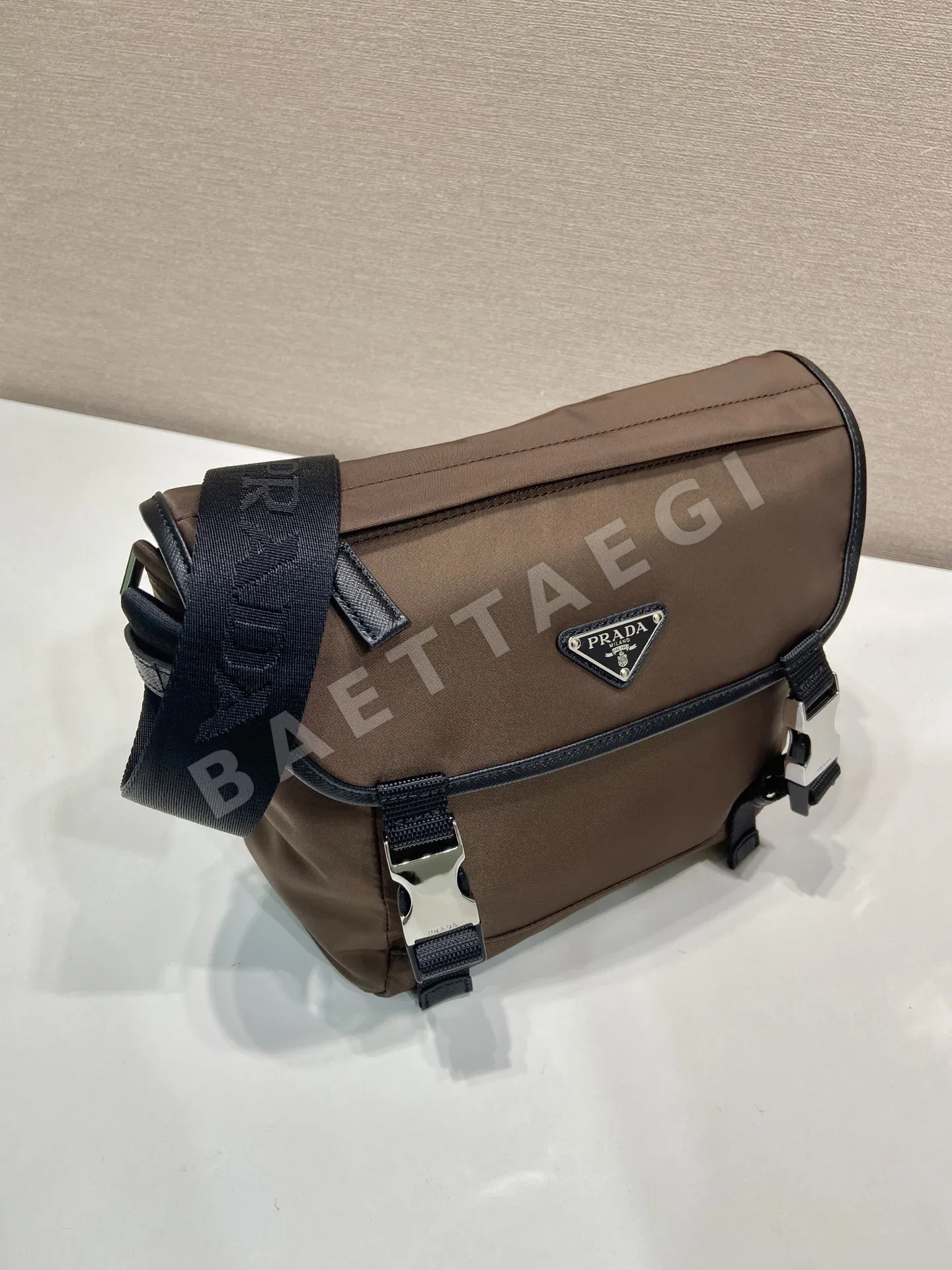 프라다 리사이클 나일론 메신저 가방 상세 이미지 2