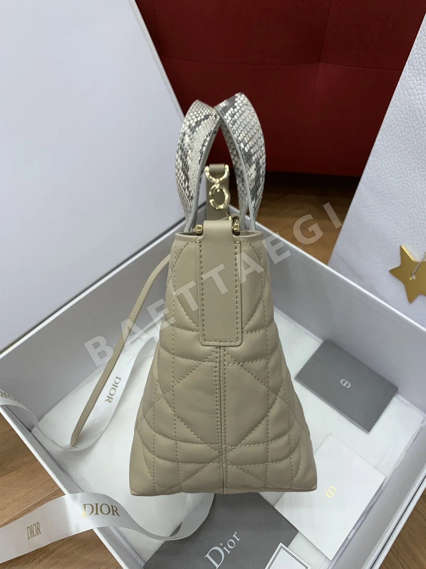 디올 뚜주흐 살구색 스네이크스킨 핸들 가방 상세 이미지 5