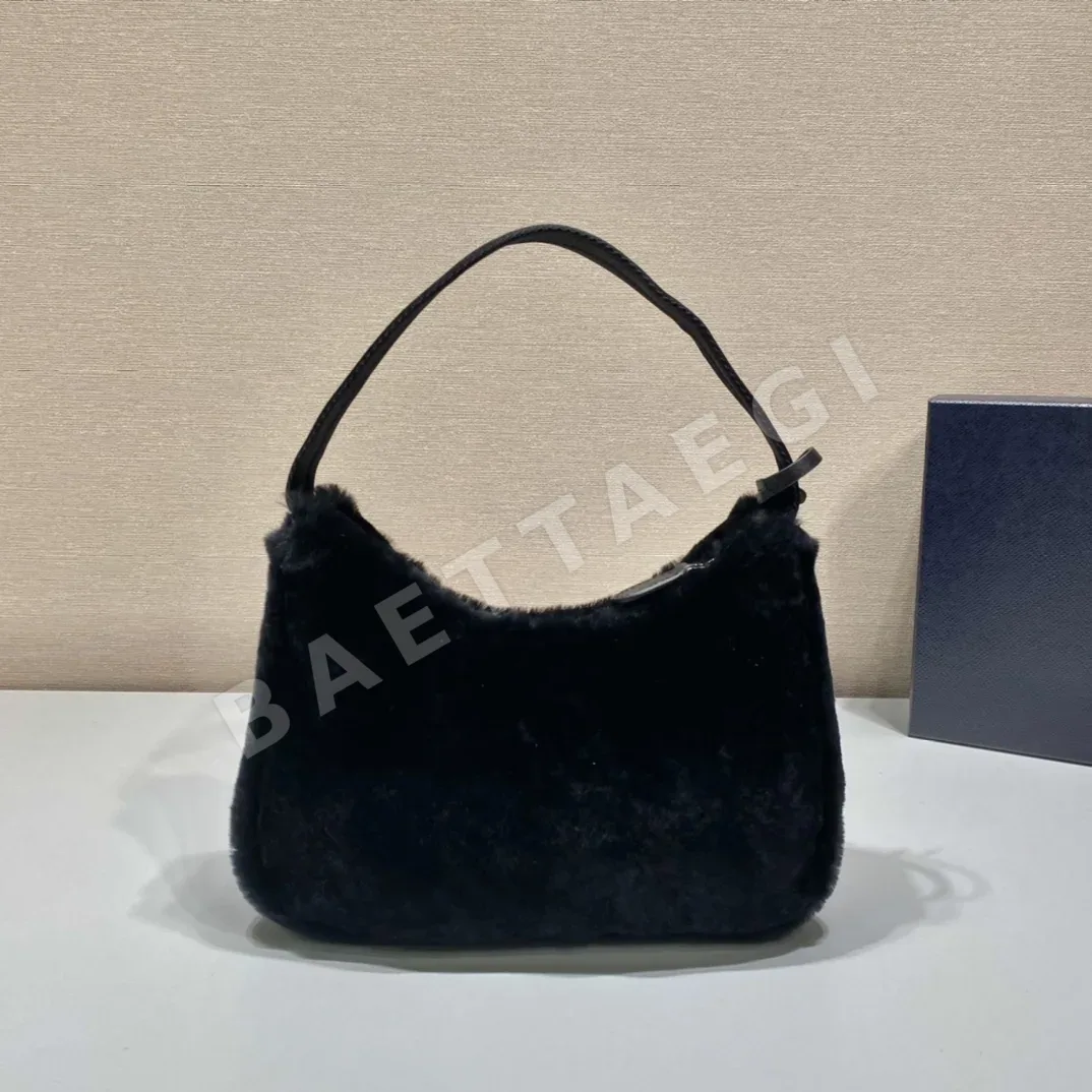 프라다 염소털 호보백 상세 이미지 5