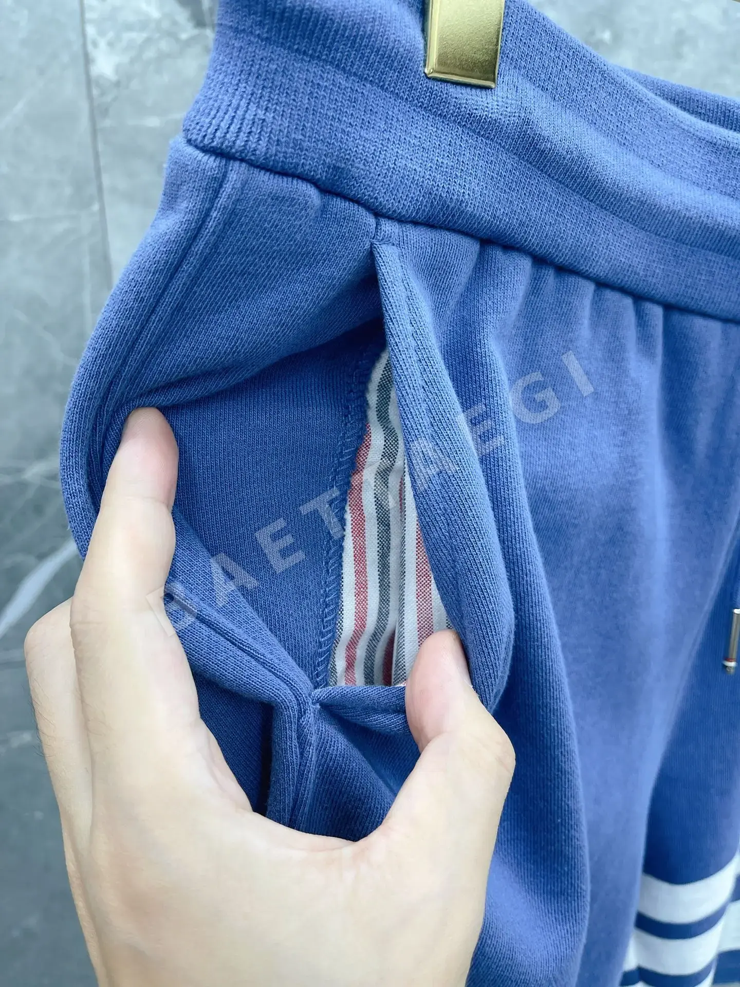 톰브라운 4바 스트라이프 코튼 오버핏 반바지 남녀공용 상세 이미지 4