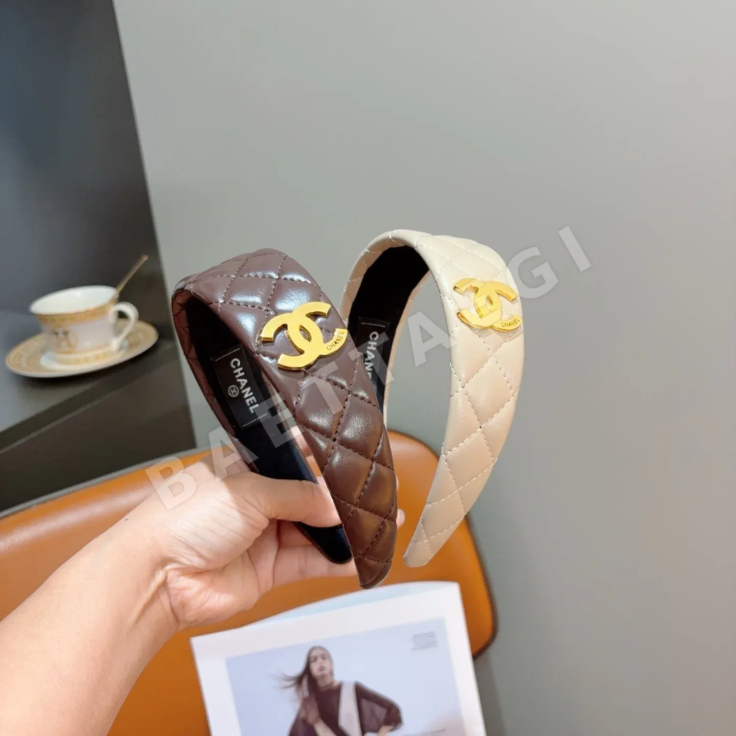 샤넬 가죽 레터 헤드밴드 183218