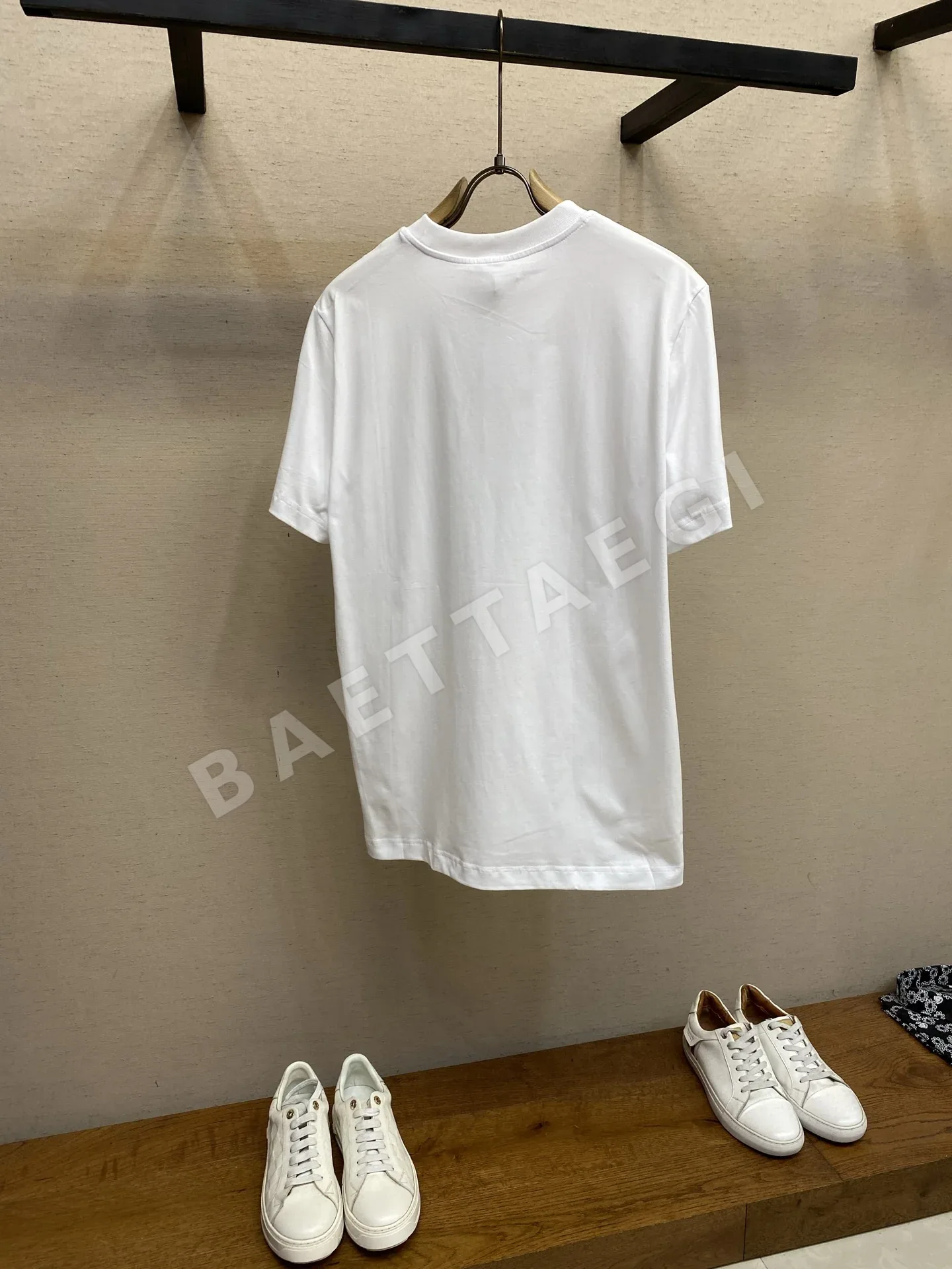 몽클레르 레터 배지 프린트 남성 반팔 티셔츠 상세 이미지 2