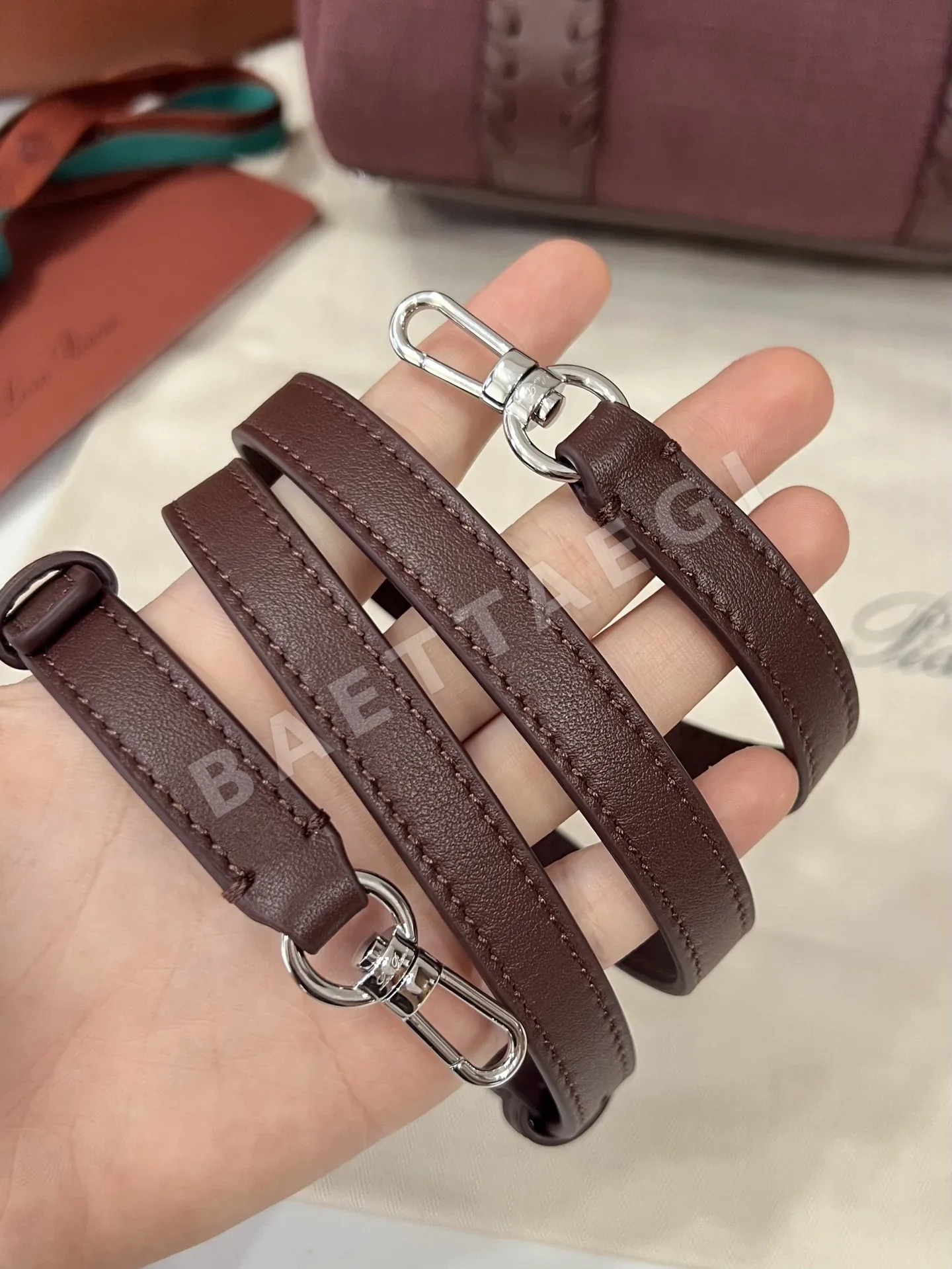 로로피아나 룸 캔버스 루즈 레드 핸드백 상세 이미지 9