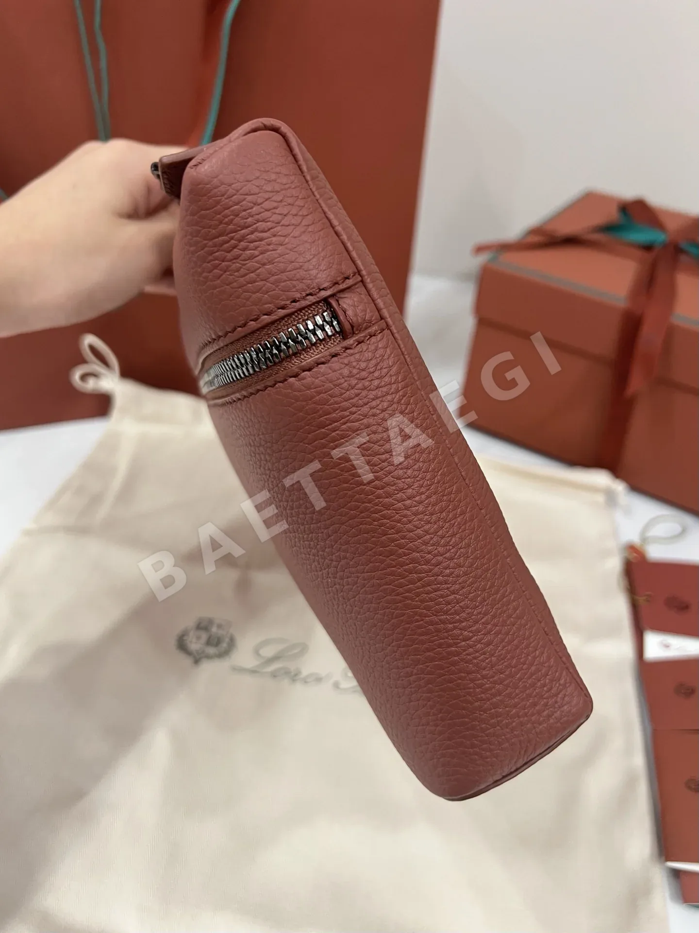 로로피아나 브릭 레드 핸드백 상세 이미지 8