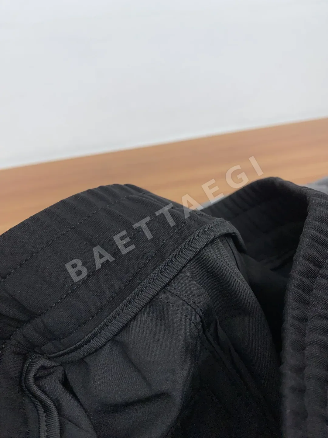 프라다 자수 장식 스트레이트 레그 남성 바지 상세 이미지 5
