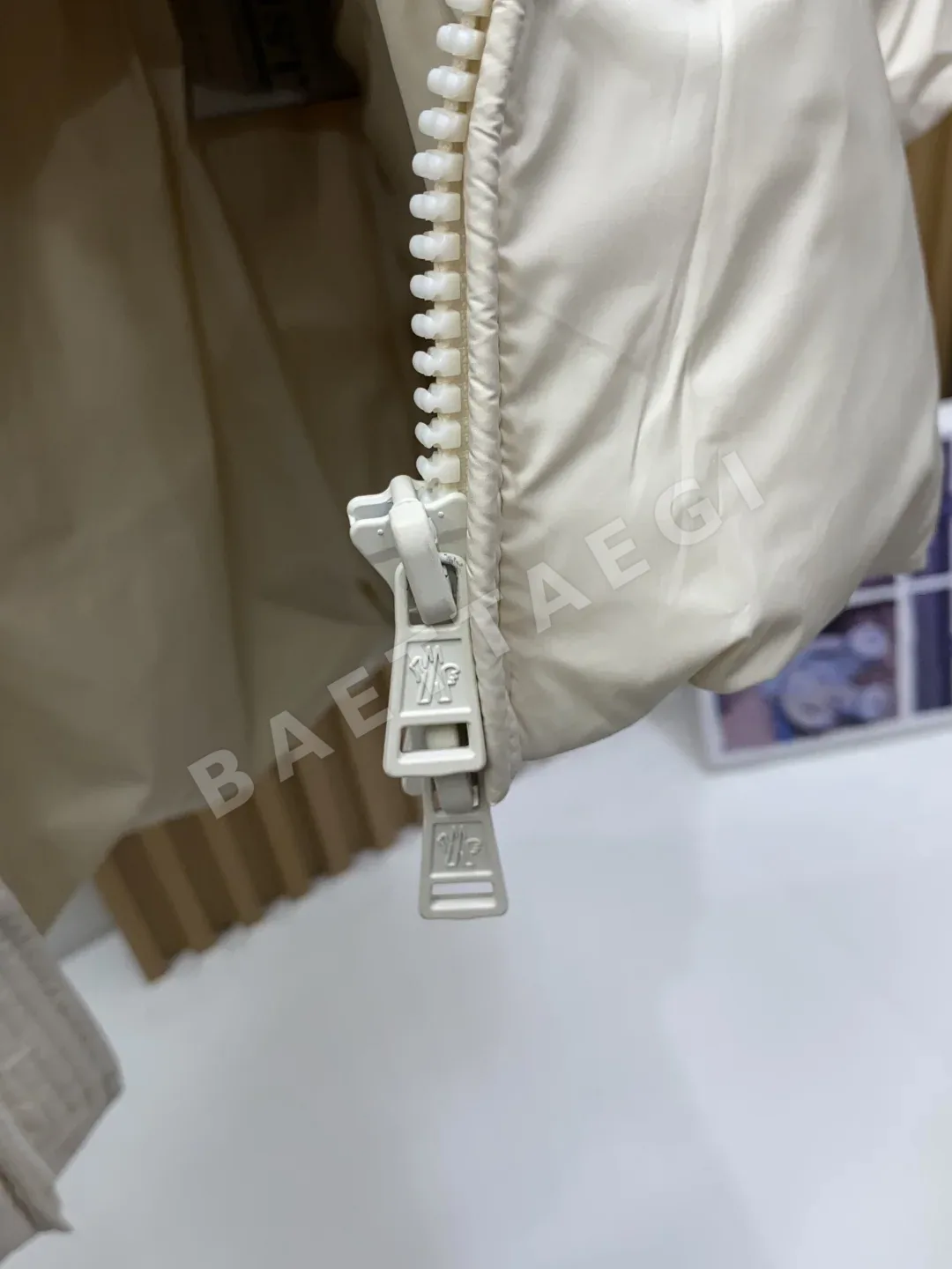 몽클레르 남성 미들 길이 다운 패딩 재킷 상세 이미지 8