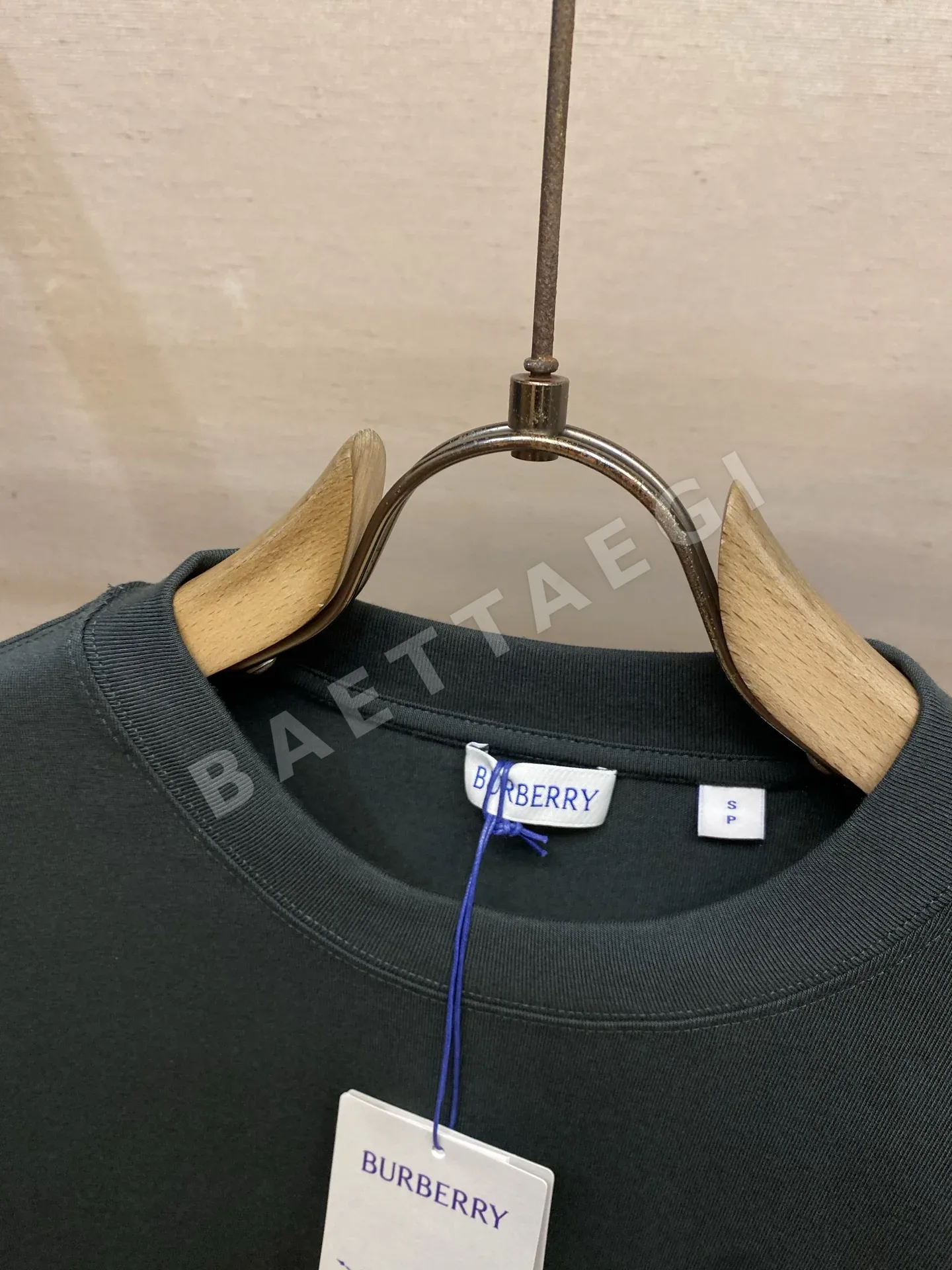 버버리 체크 자수 크루넥 남성 니트 상세 이미지 3