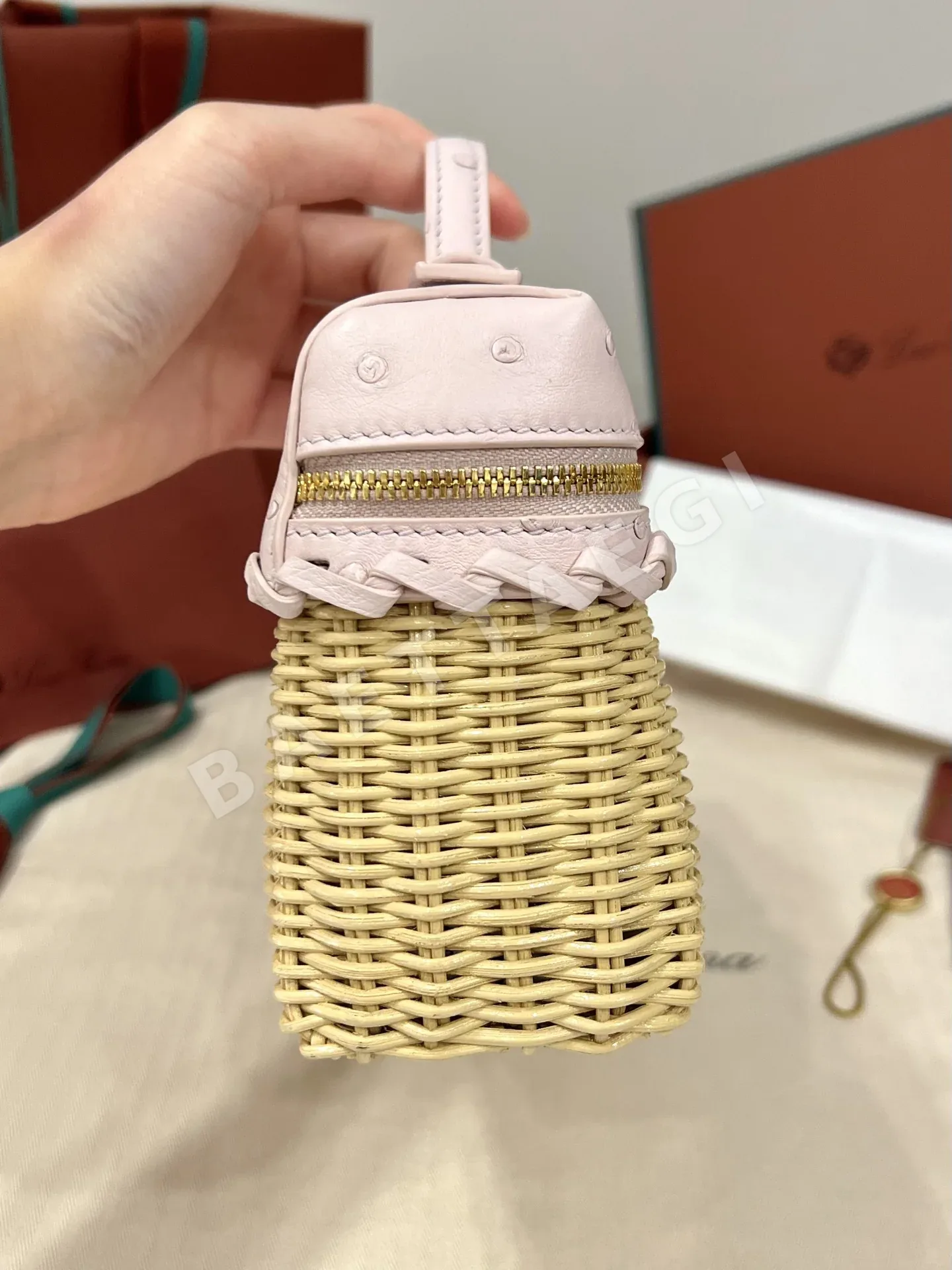 로로피아나 대나무 짜임 타조 가죽 핸드백 상세 이미지 4