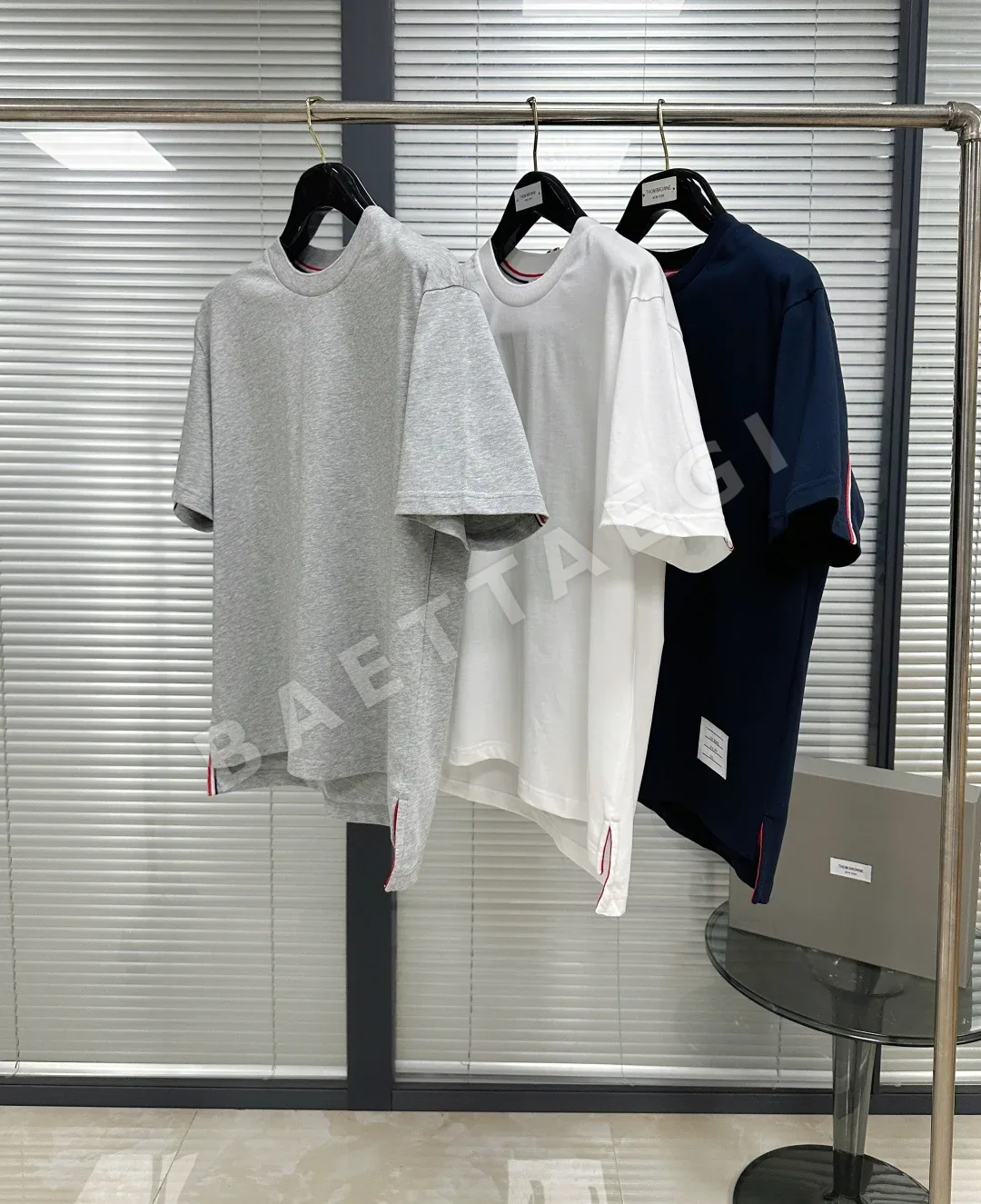 톰브라운 3색 직조 스트랩 남성 반팔 티셔츠 상세 이미지 6
