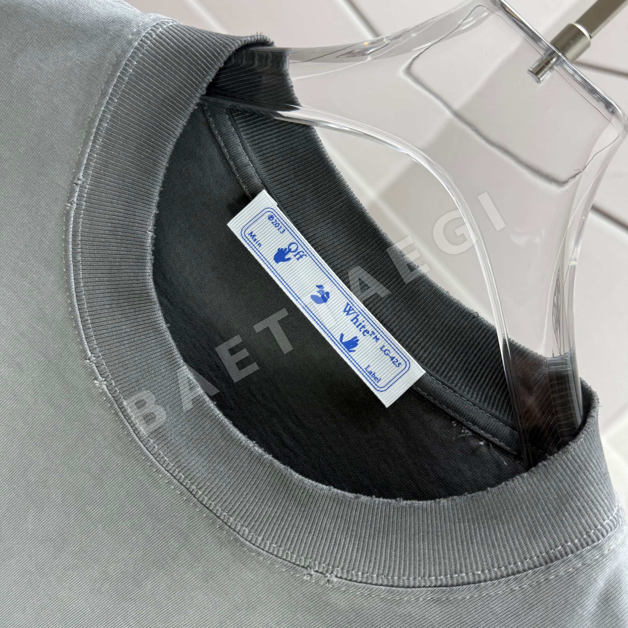 오프화이트 워시 가공 크루넥 반팔 티셔츠 상세 이미지 5