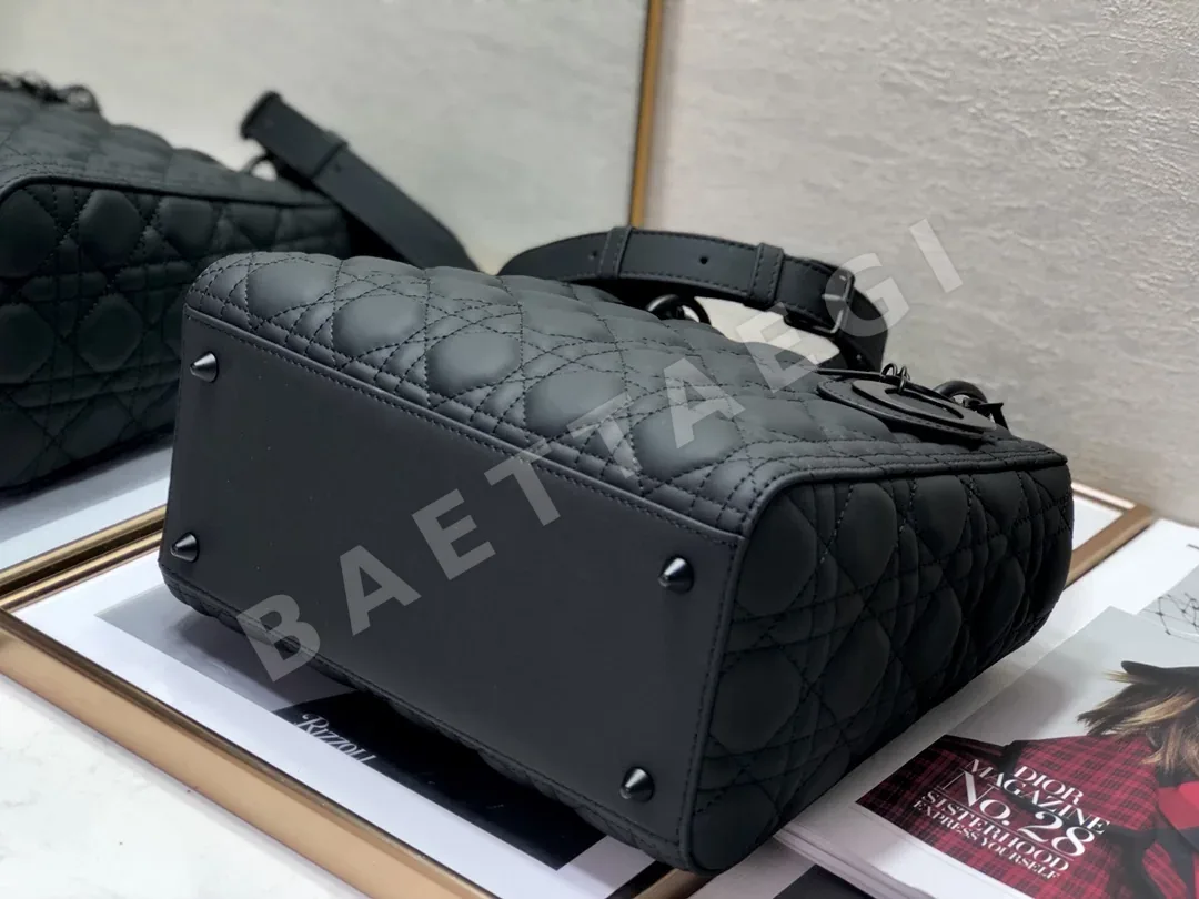 디올 레이디 매트 블랙 카프스킨 가방 상세 이미지 7