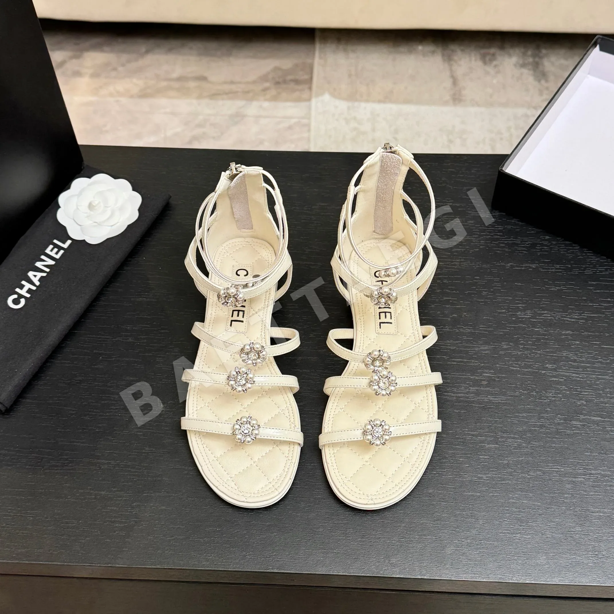 샤넬 동백꽃 진주 장식 청키힐 샌들 42146