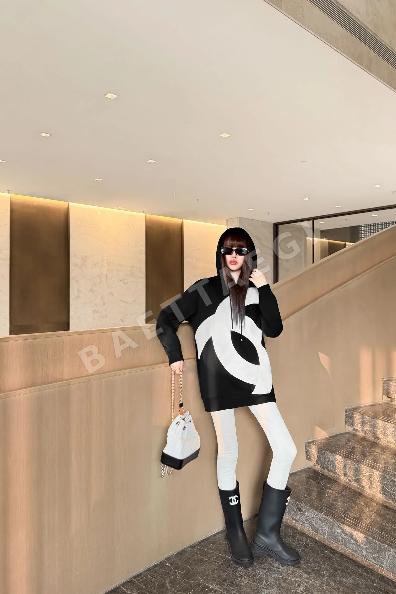 샤넬 더블 C 가죽 패치워크 후드 긴팔 스웨트셔츠 상세 이미지 7