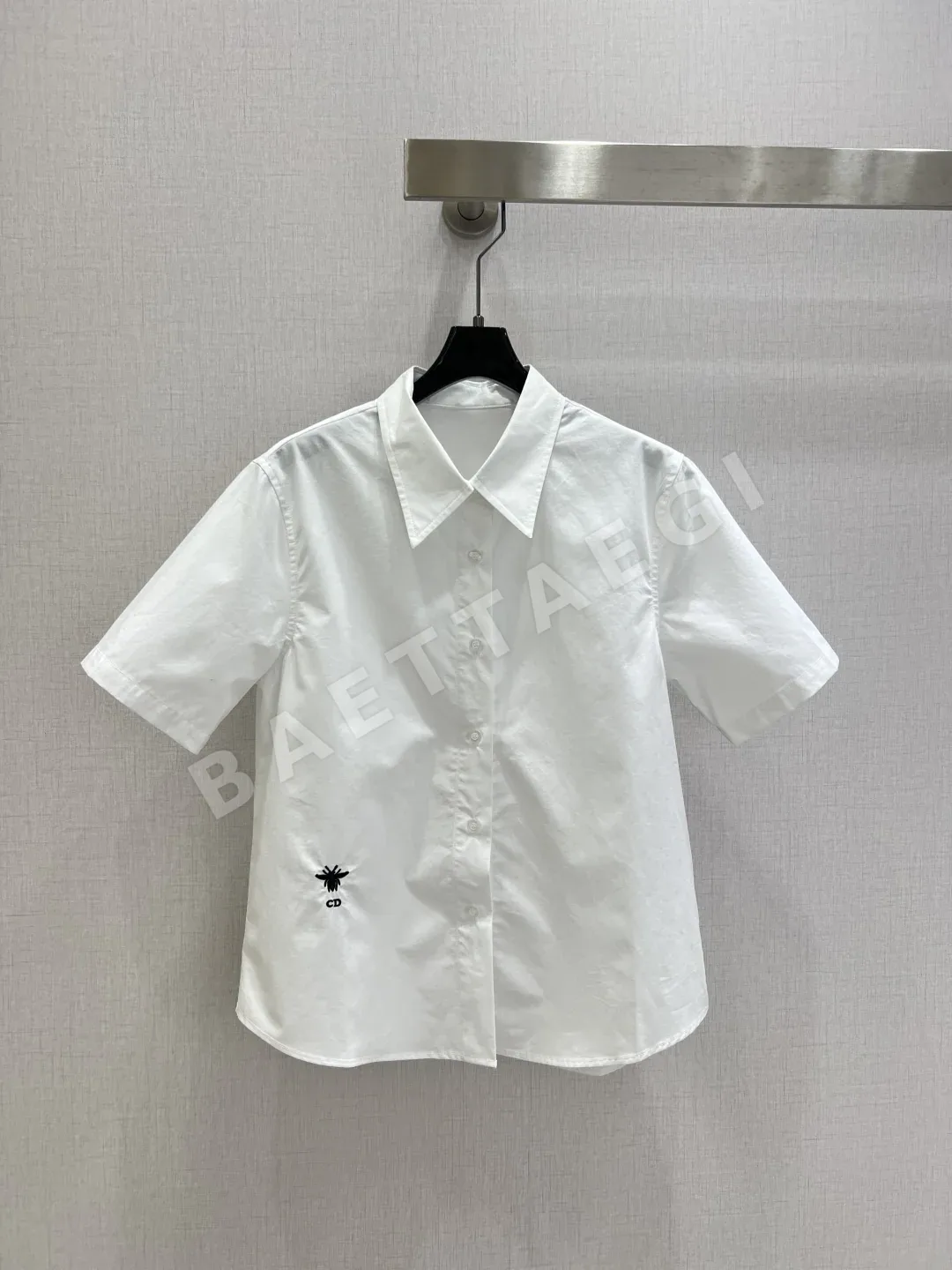 디올 벌 자수 화이트 카라 셔츠 92038