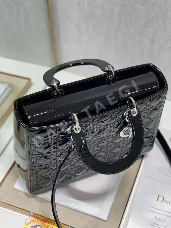 디올 레이디 블랙 페이턴트 플립 가방 상세 이미지 5