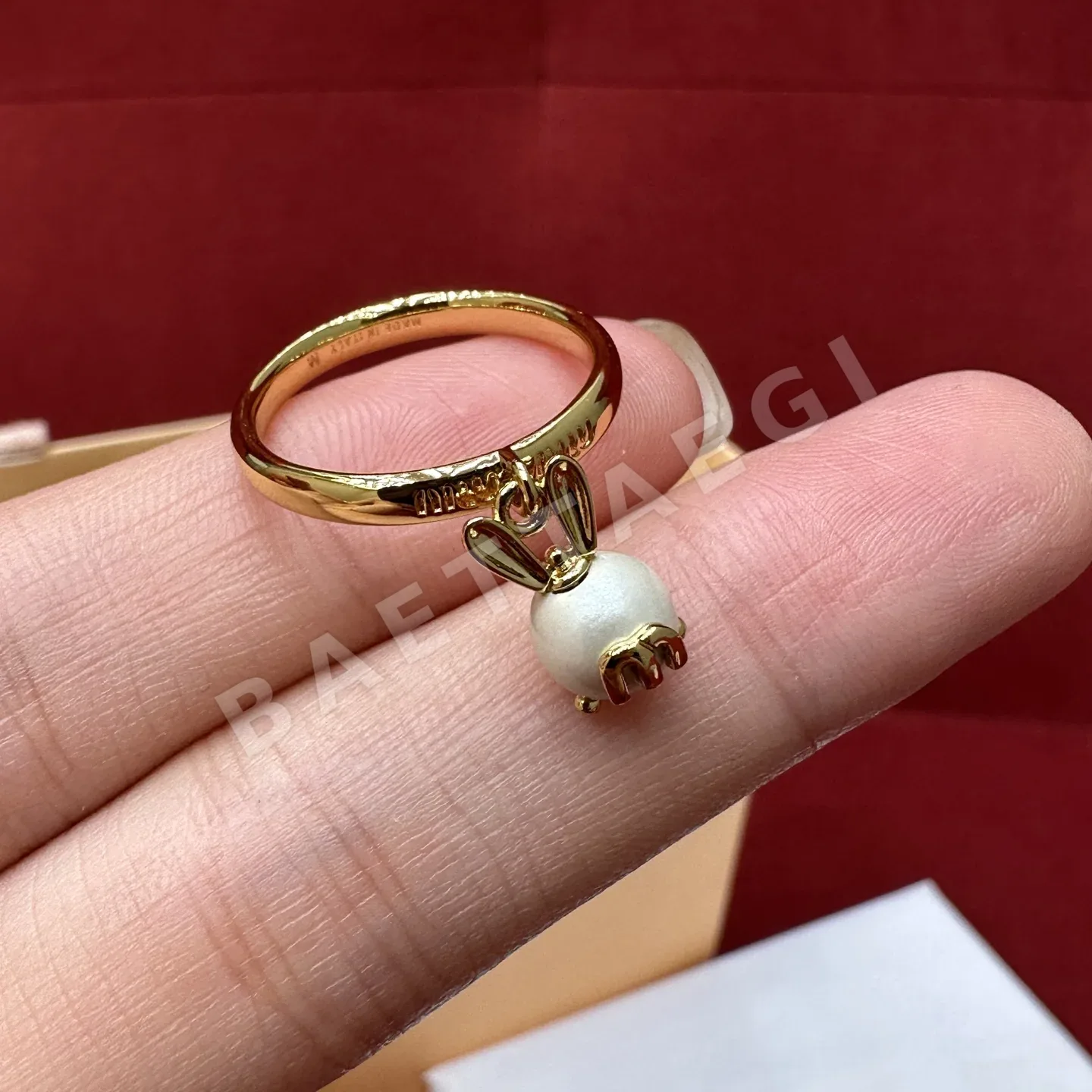 미우미우 밀크 화이트 진주 에나멜 토끼 반지 상세 이미지 3