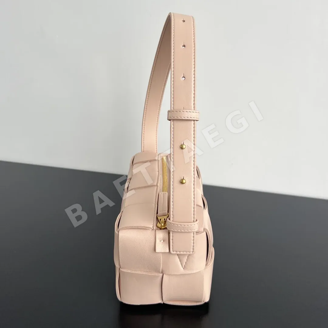 보테가베네타 브릭 카세트 램스킨 언더암 가방 상세 이미지 2