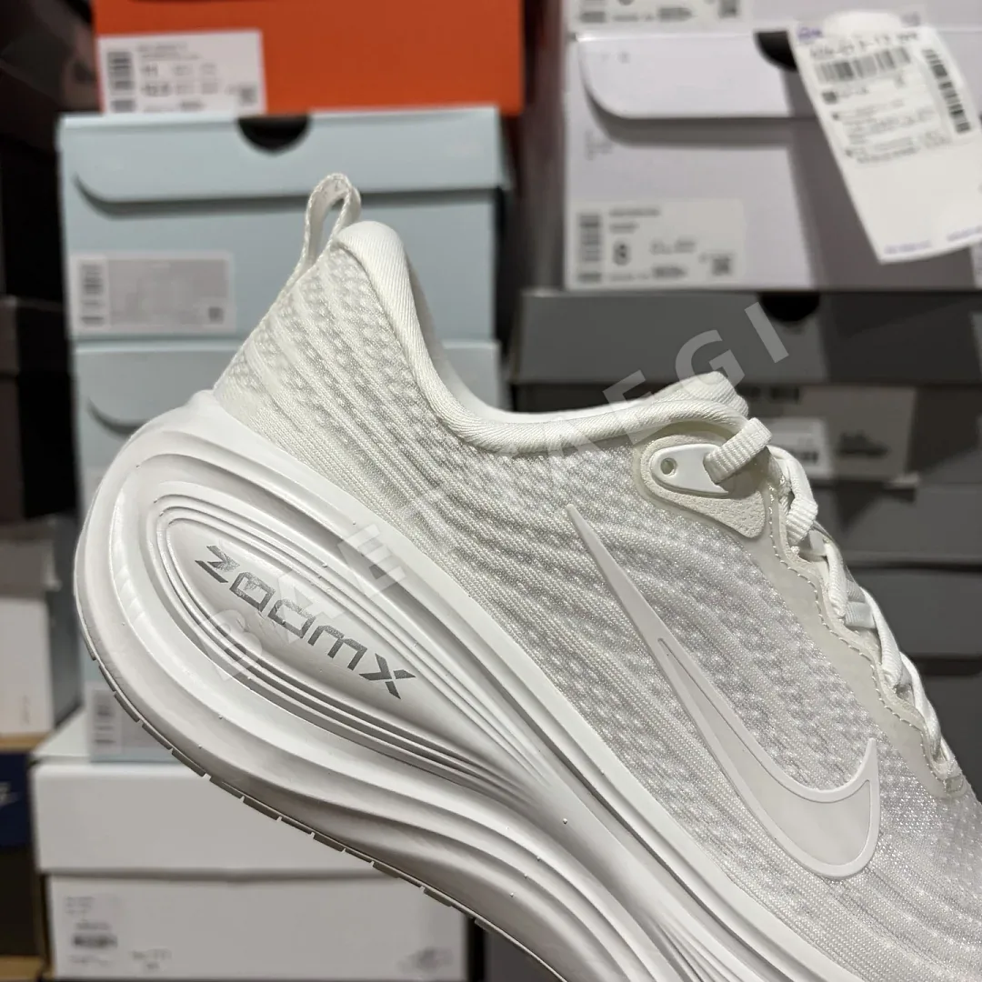 나이키 [GT] 보메로 플러스 HV8154-102 201497 Nike Vomero Plus Triple White 상세 이미지 5
