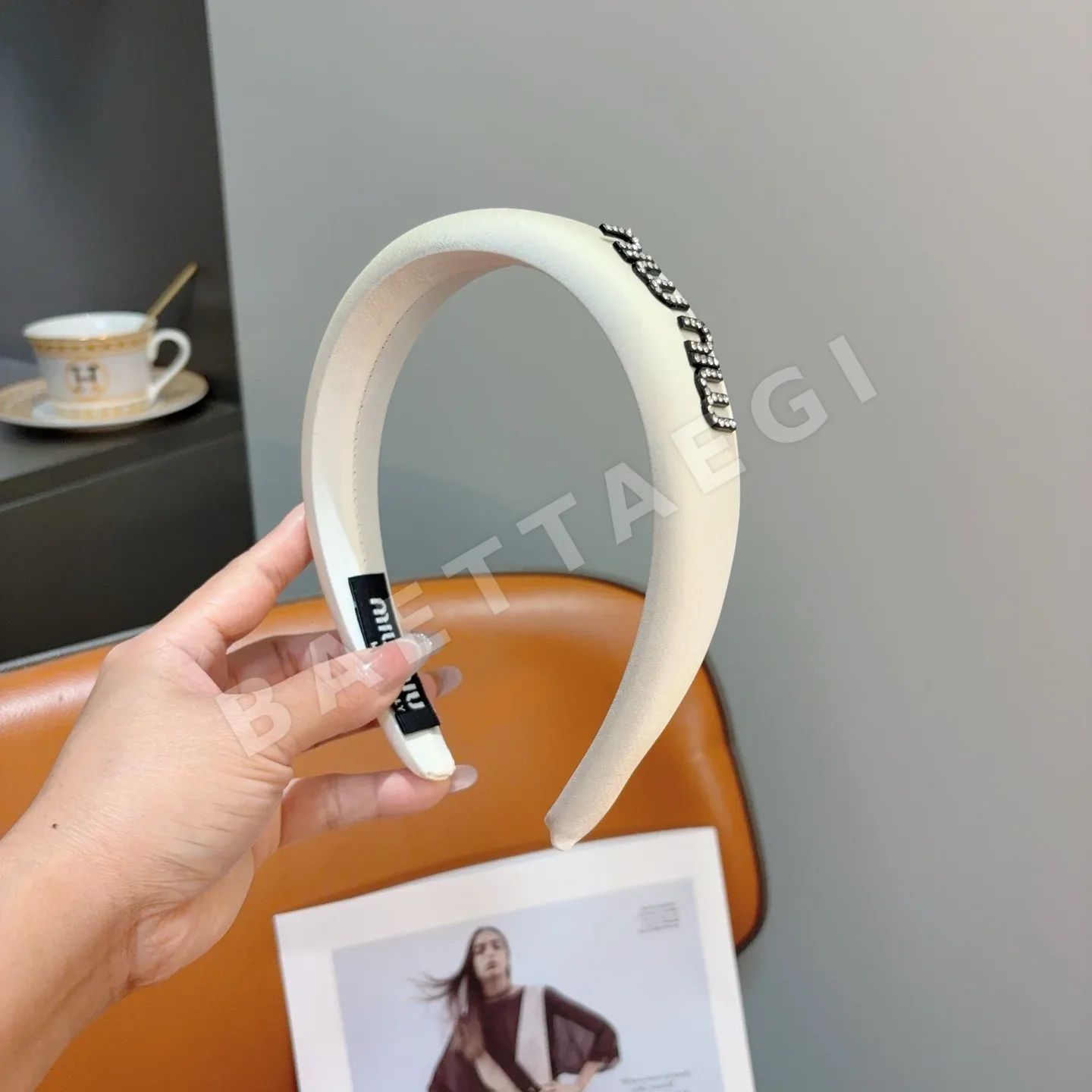 미우미우 새틴 메탈 장식 헤어밴드 상세 이미지 3