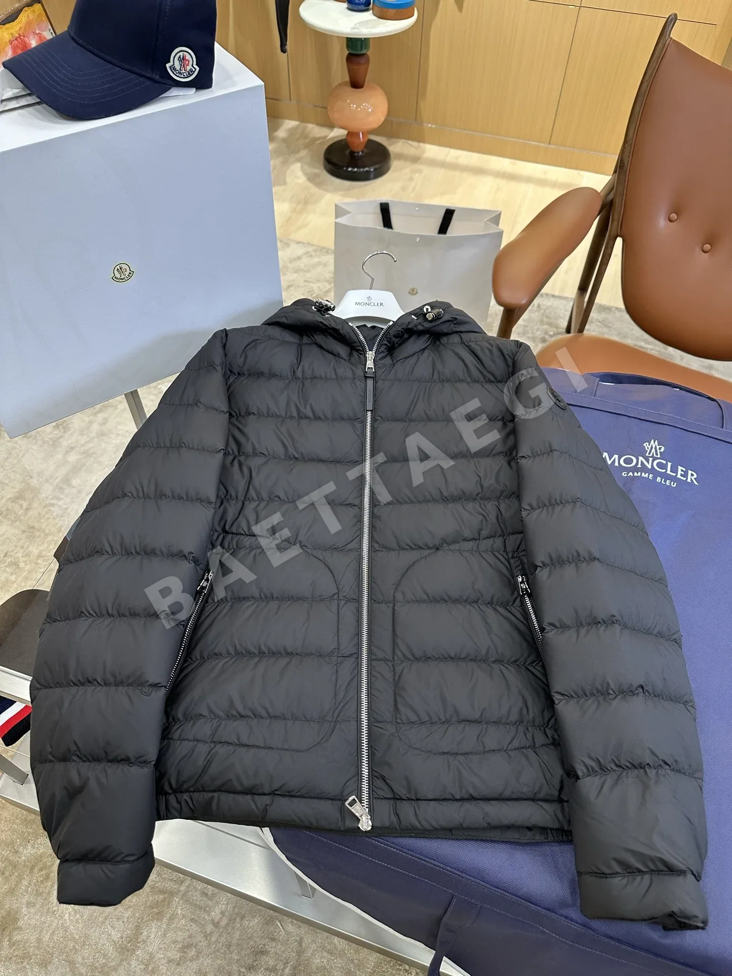 몽클레르 남성 경량 후드 패딩 재킷 상세 이미지 3