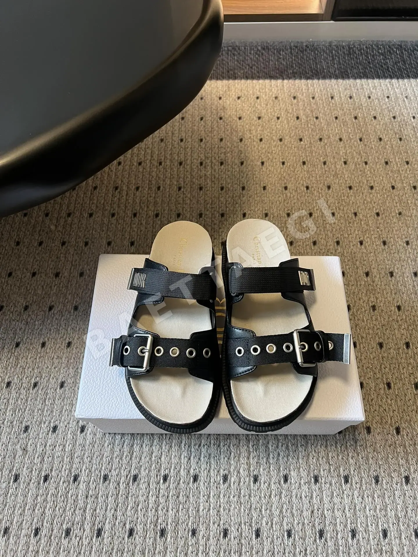 디올 아리 더블 버클 샌들 95655