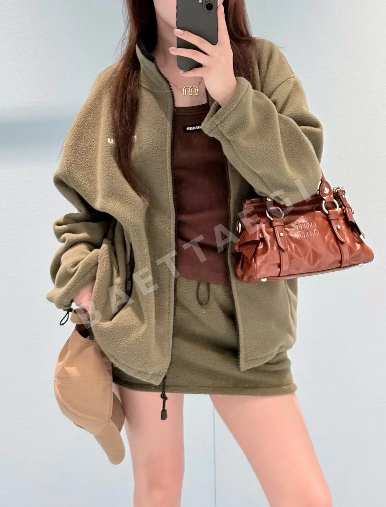 미우미우 올리브그린 플리스 여성 반팔 티셔츠 상세 이미지 4
