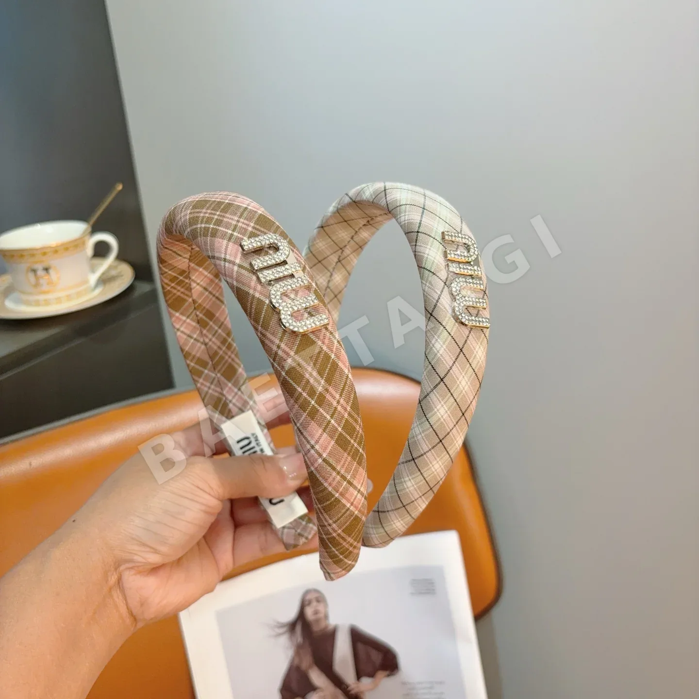 미우미우 메탈 로고 헤어밴드 183691