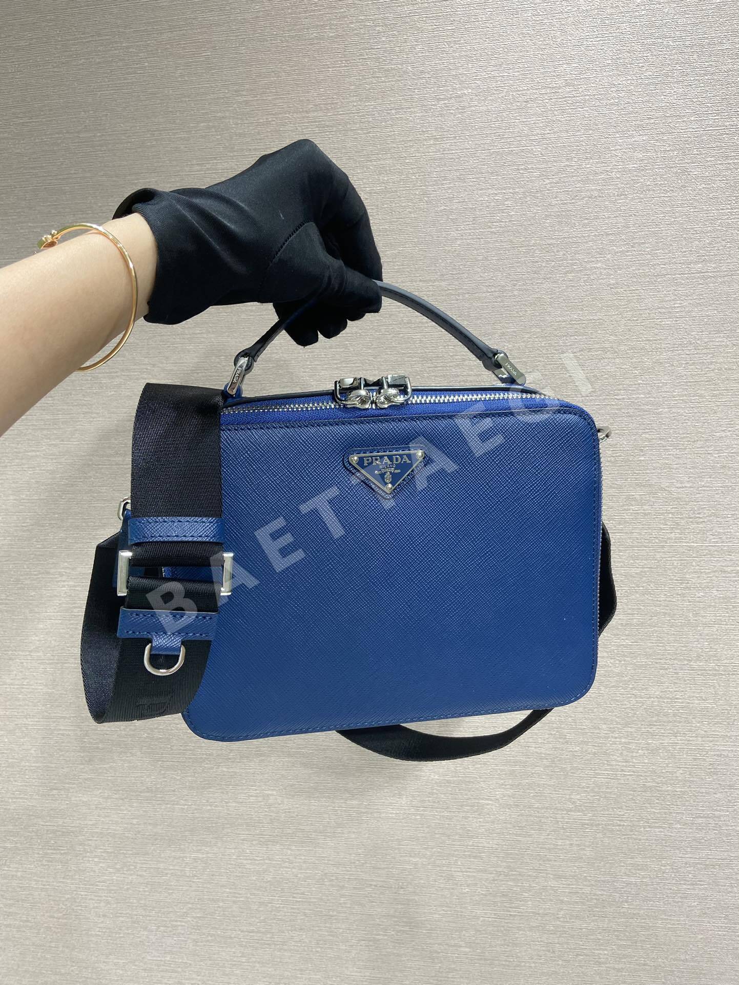 프라다 사피아노 가죽 브릭 핸드백 2VH069 122460