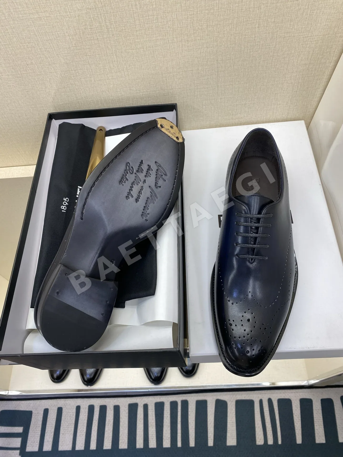 벨루티 로퍼 가죽 브로그 디테일 상세 이미지 10