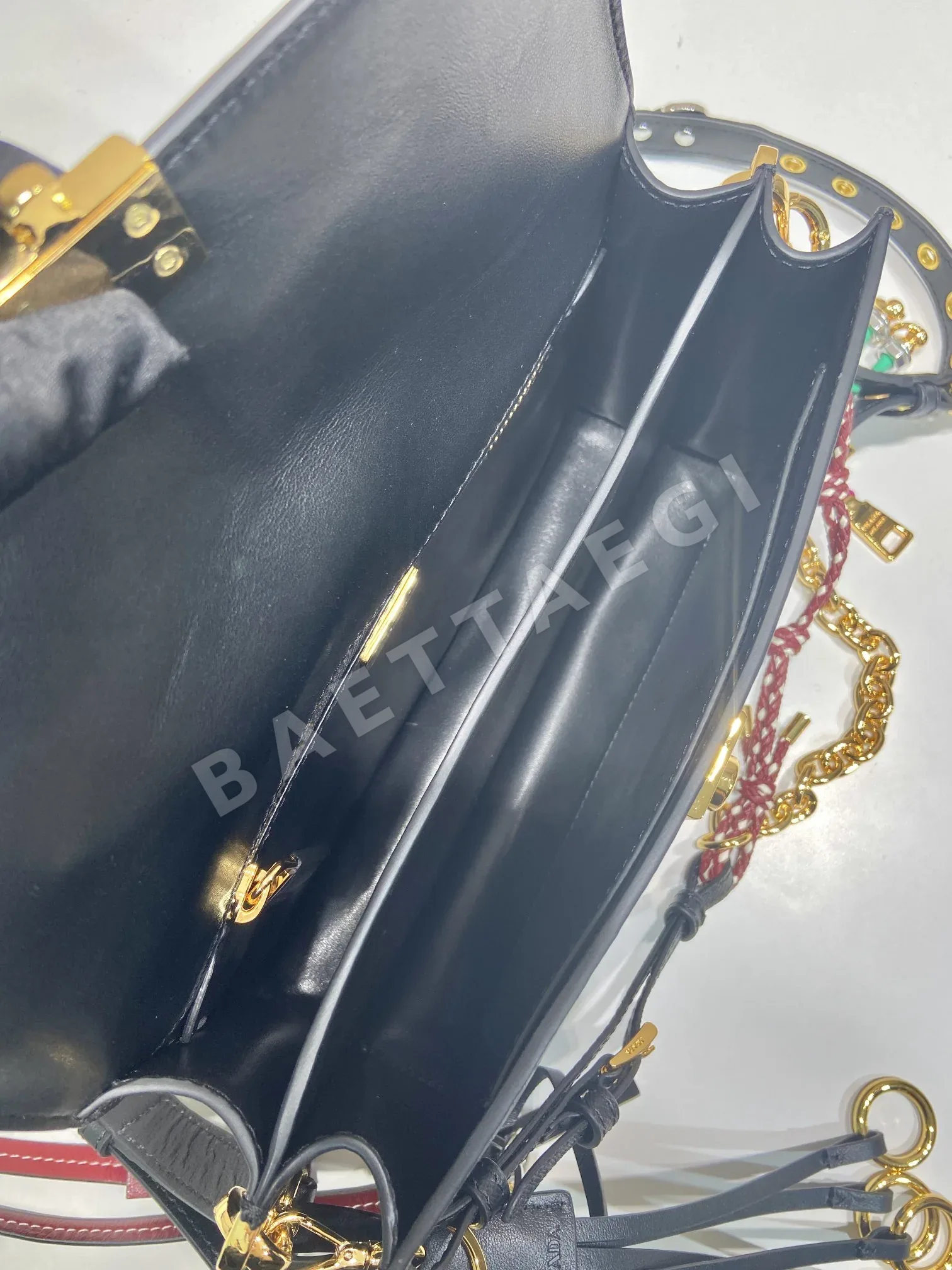 프라다 소프트 가죽 숄더백 1BD379 상세 이미지 8